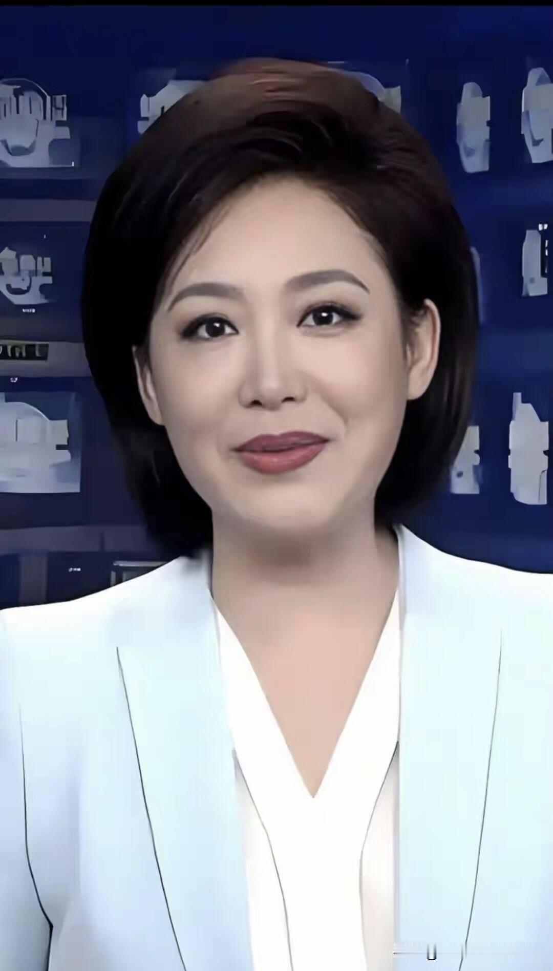 她真的是360度无死角的纯天然美女，这才是标准的主持人完美形象，颜值高，气质好，
