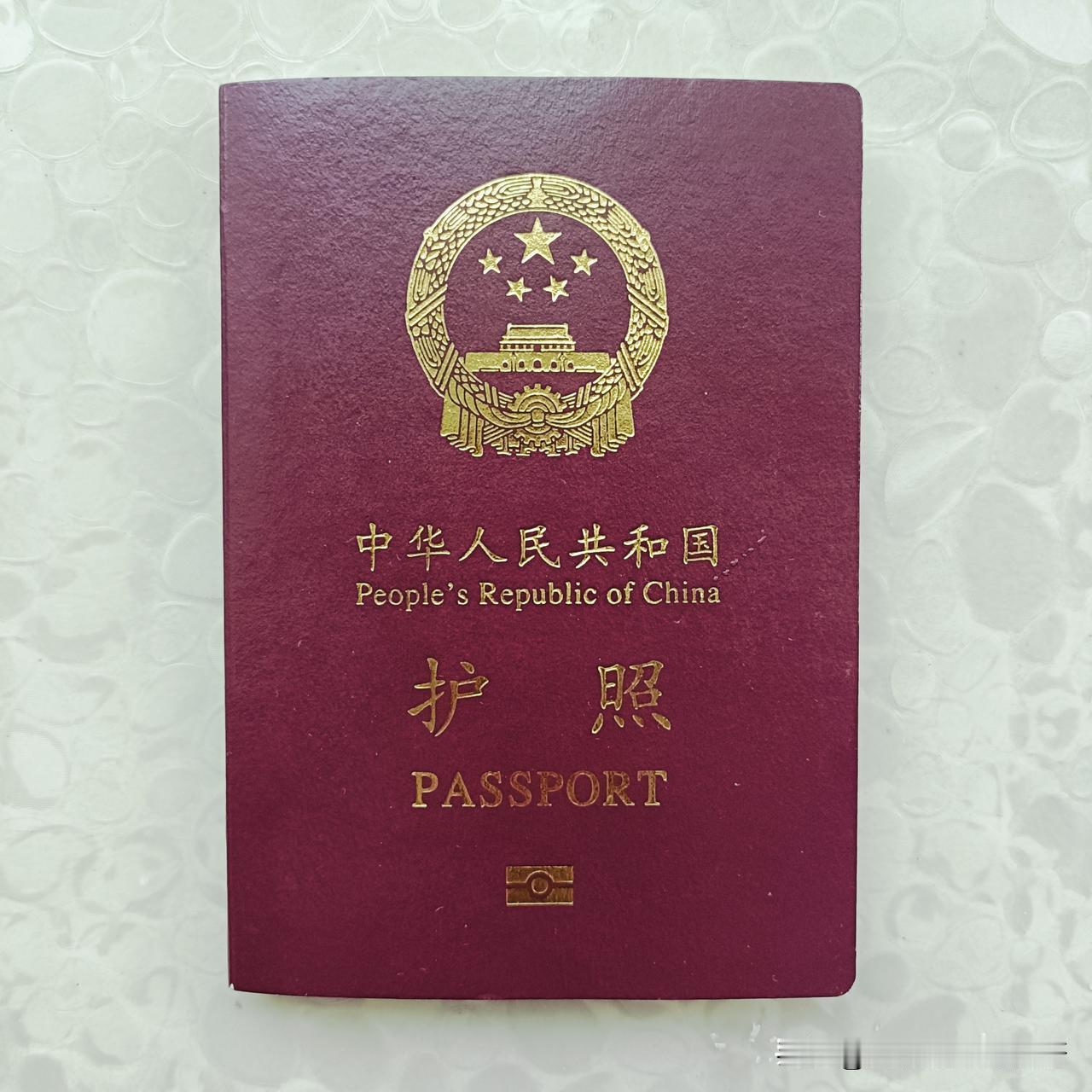 今天在整理东西，翻出来我的护照，好怀念，还是2019年我去泰国旅游的时候办的，至