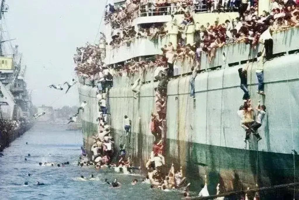 1975年，美国从越南战场撤离，大批南越民众及越奸想跟随美军一起撤离的场景，画面