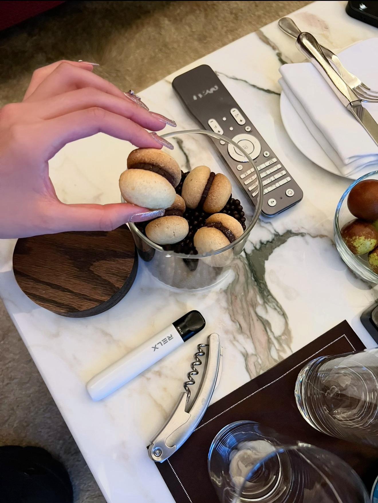 哪有那么多情绪稳定 只不过背地里偷偷喝中药