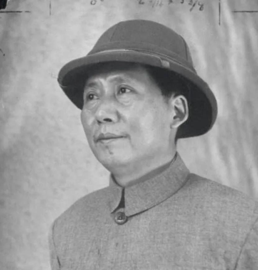 重庆谈判之前，周总理送给主席了一顶帽子，并让主席一定要把帽子戴着，这帽子的其实有