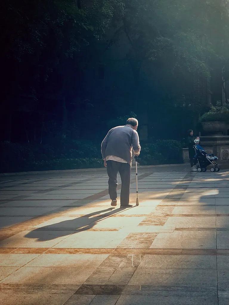 老丈人终于清醒了一些，承认自己无能，没给儿女留下什么财富，反而严重拖累儿女。说对