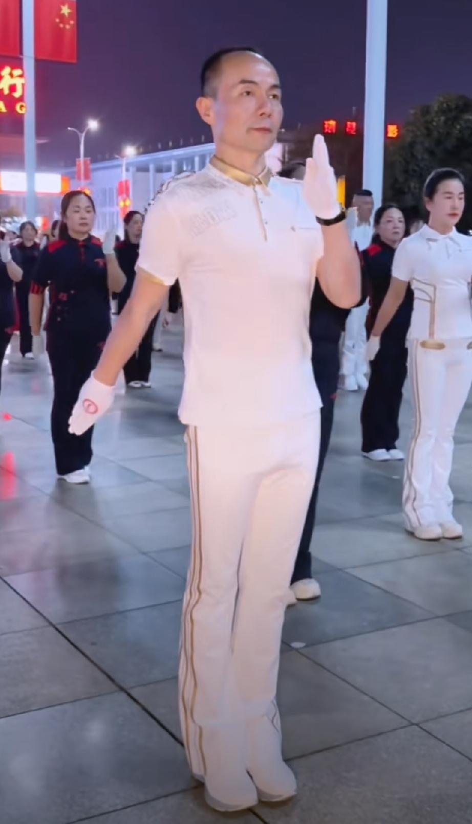 暴走团郭峰老师的小女弟子跳舞愈发出色了。郭峰老师满怀爱心教学，积极传承与发扬舞蹈