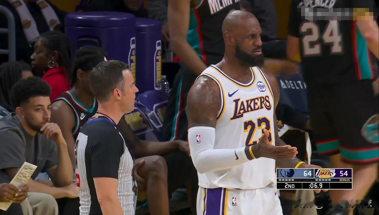湖人超级球星詹姆斯终于向主帅雷迪克施压了！在今天湖人主场以120:114战胜灰熊