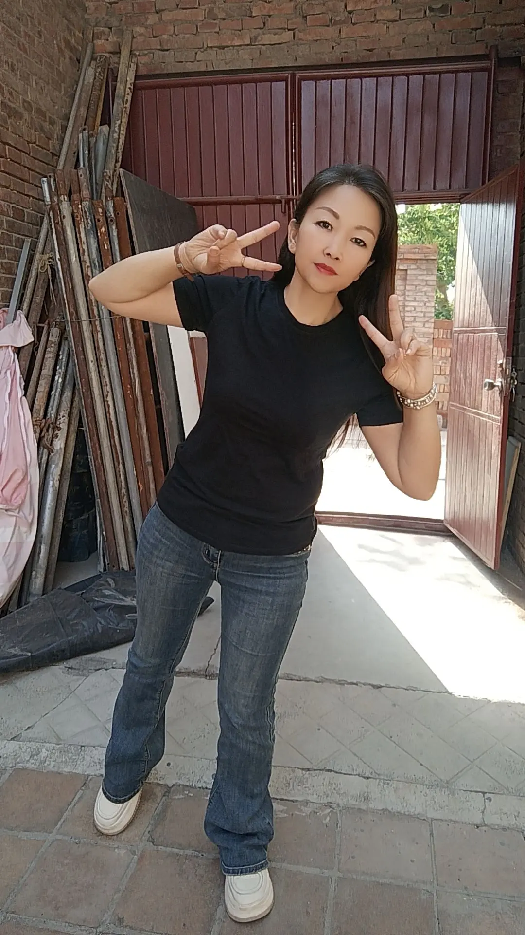 爱你的人，句句不提爱，却做尽了爱你的事，  不爱你的人，说尽了爱你的鬼...