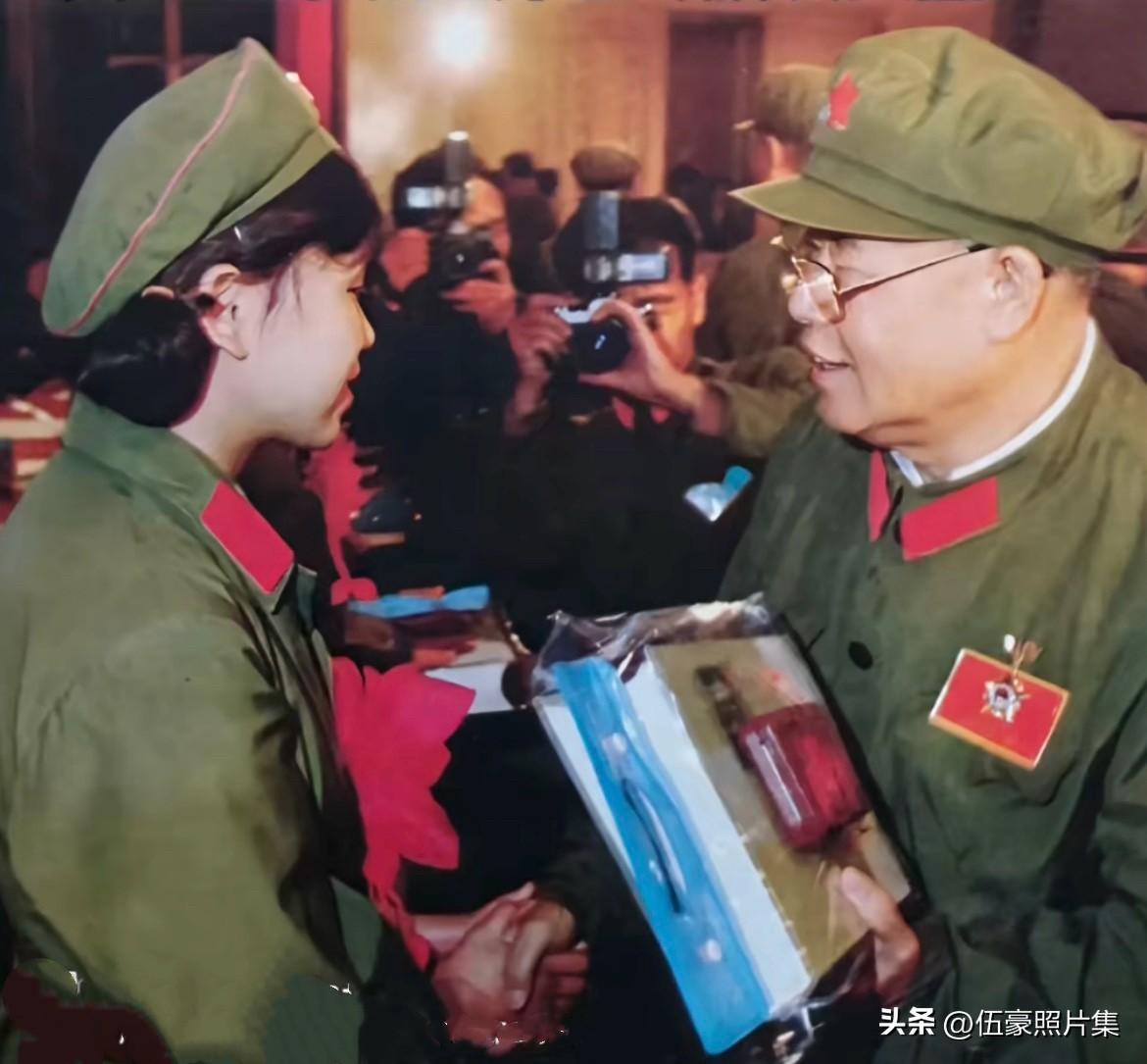 1984年，昆明军区政委谢振华为在老山前线被官兵们誉为战地女神的模范卫生员、一等