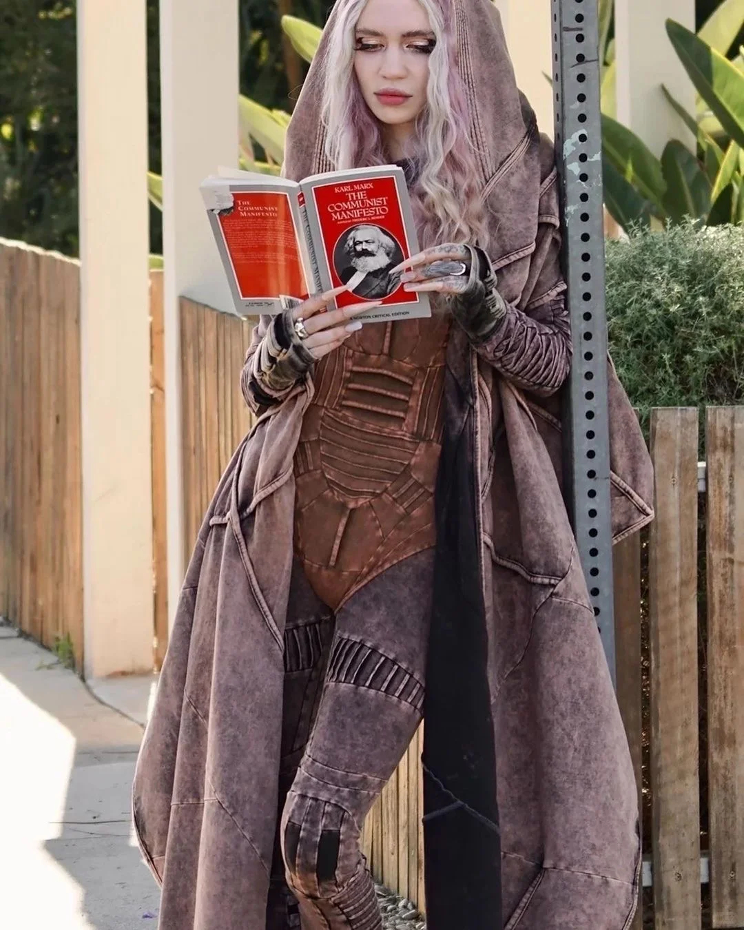 马斯克儿子X的亲妈，格莱姆斯（Grimes）也算是时尚界的传奇了。 