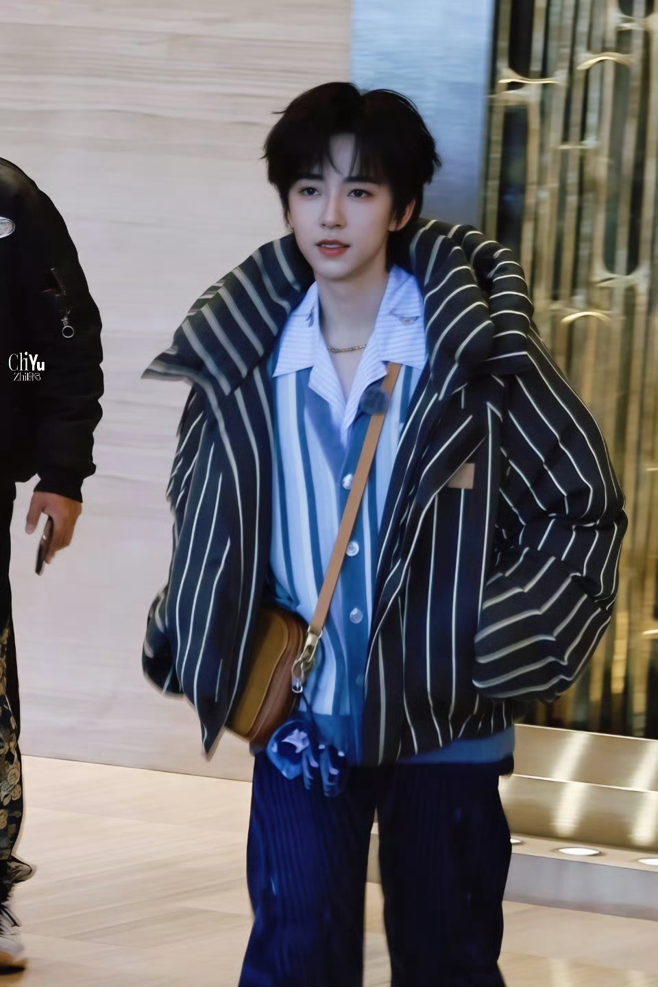 贺峻霖闪耀重庆中！！贺峻霖桃花坞上班路透