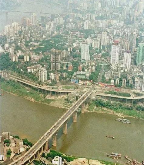1999年，一位印度桥梁专家看到湖南的淘金桥后，开口嘲笑中国：“中国人造个桥连图