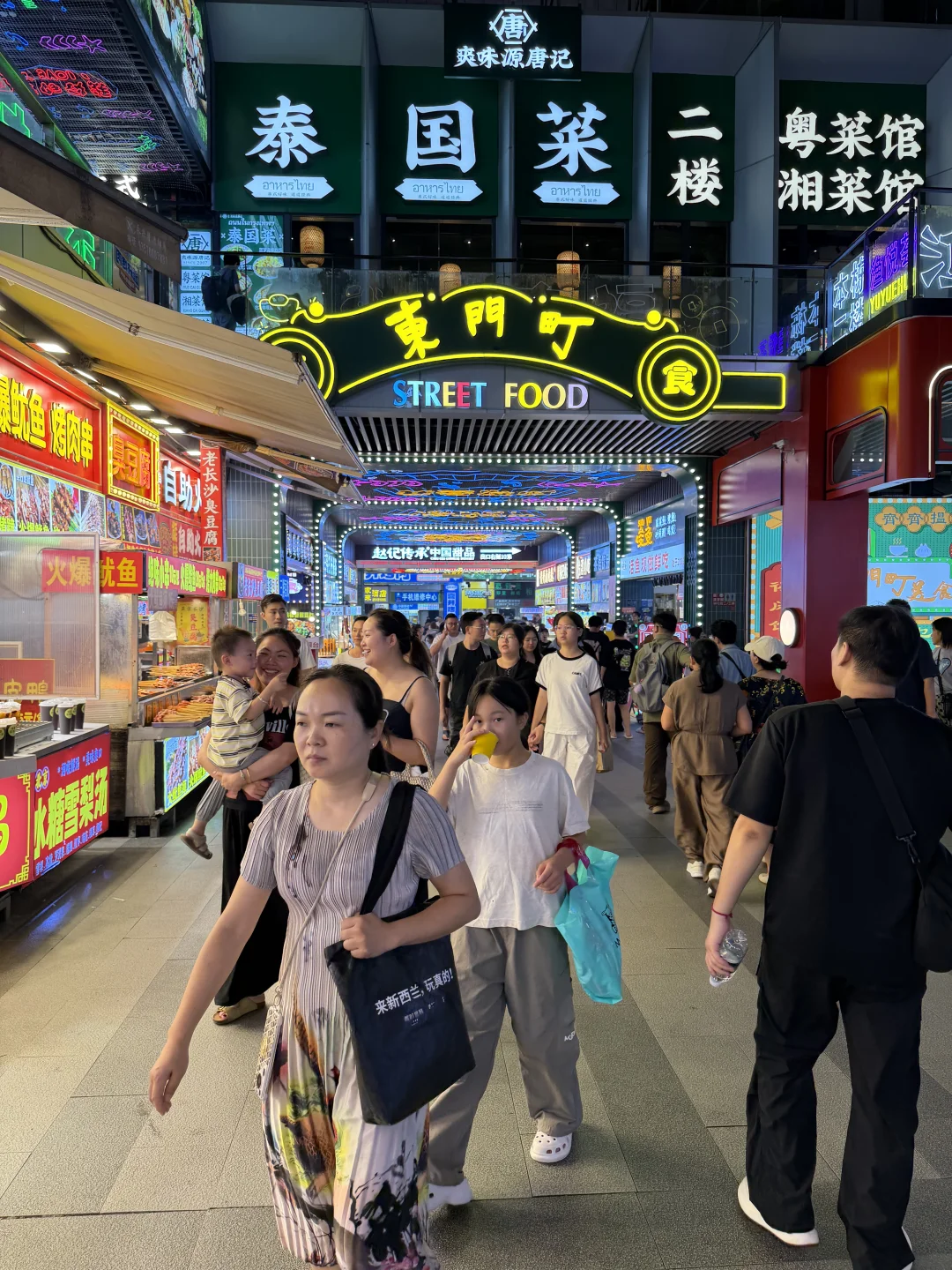 深圳东门町美食街，晚上9点