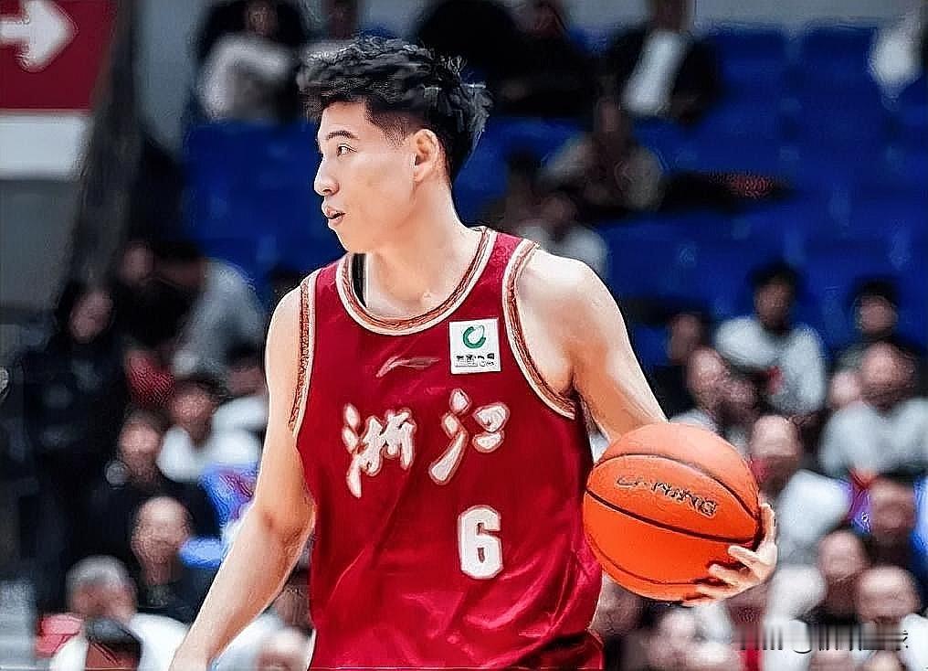 浙江男篮的天塌了，球队核心后卫程帅澎右侧臀大肌部分撕裂，预计需要伤停45天！
