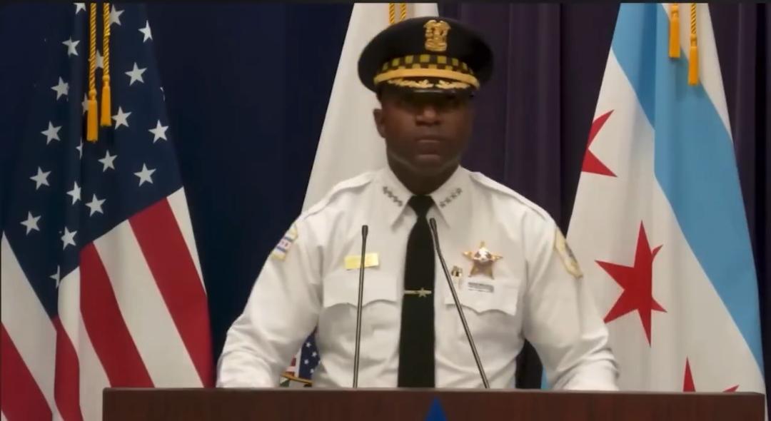 🚨突发新闻：芝加哥警察局长因与美国移民及海关执法局（ICE）而非左翼站在一起而