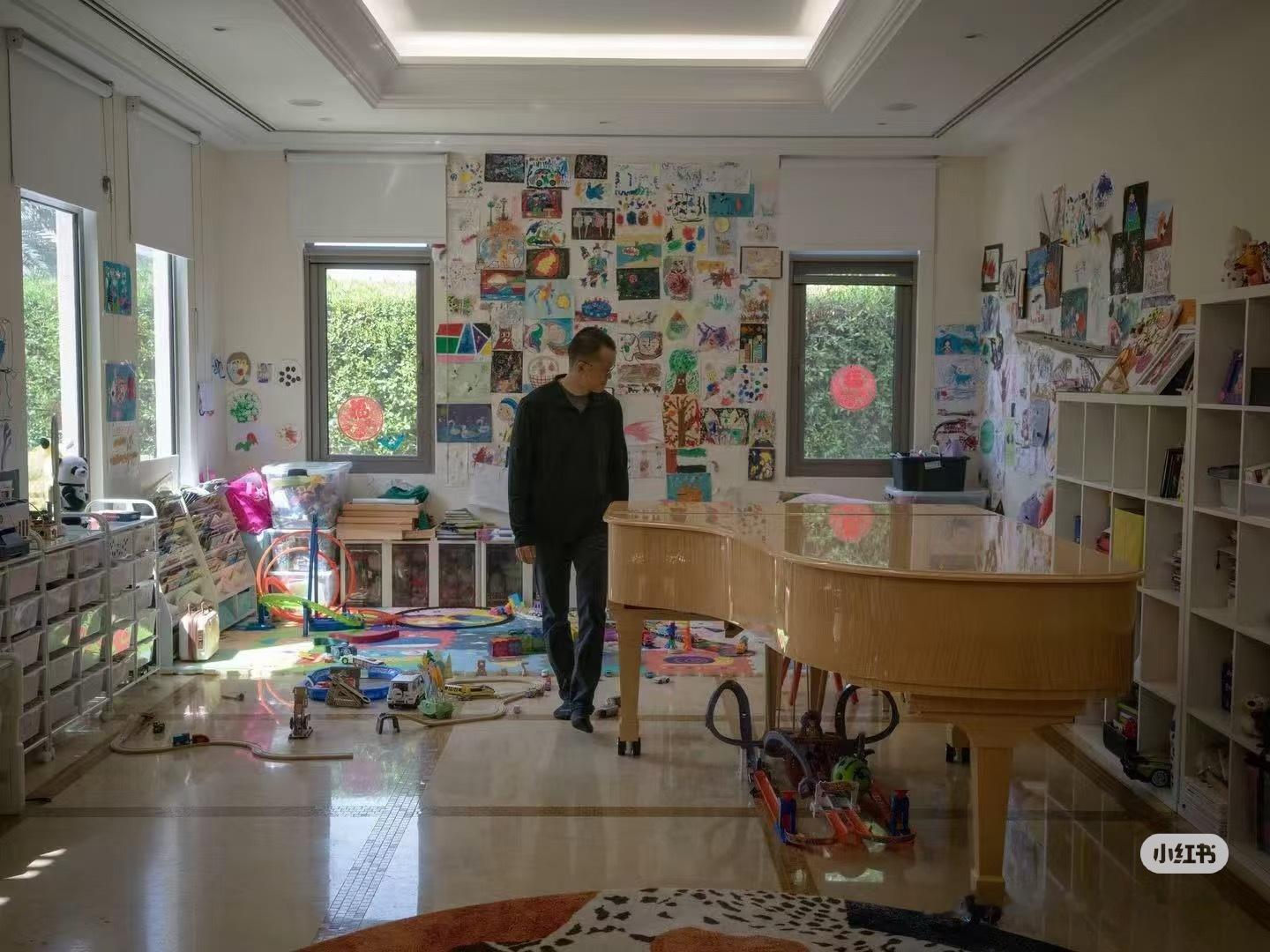 币安创始人 CZ 位于阿布扎比的家。很多之前没有的日常照片，例如躺着办公的 CZ
