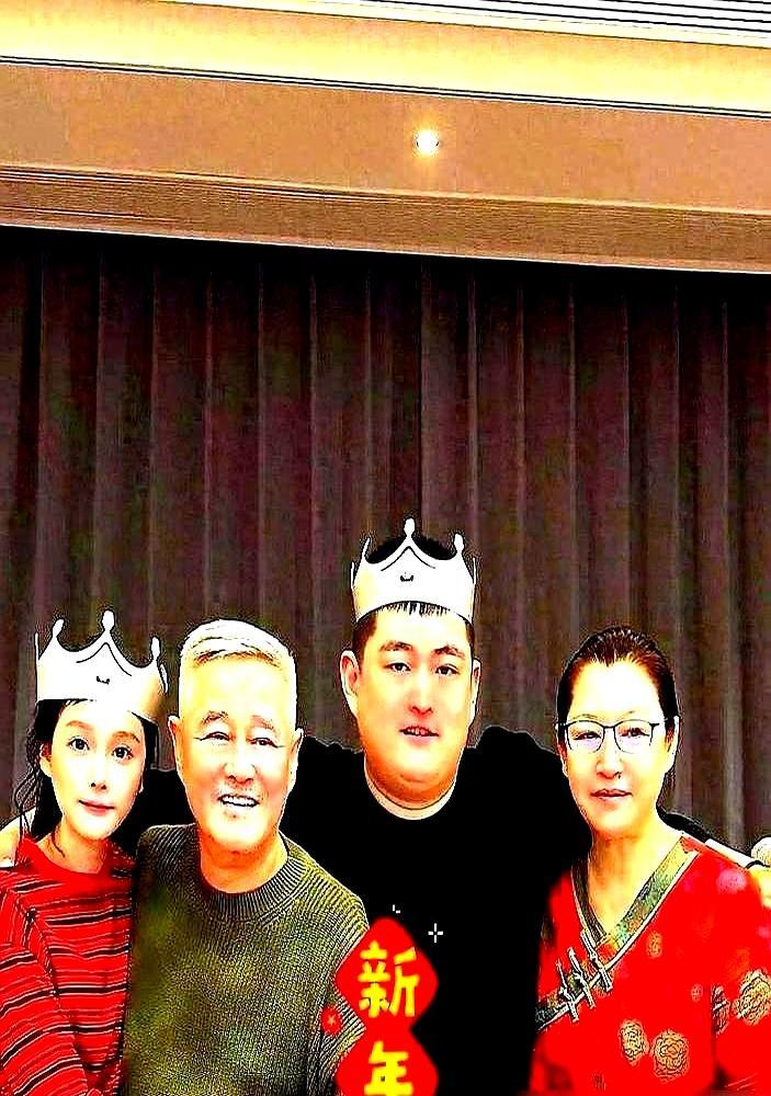 月薪七千五的赵本山儿子，自掏60万，在零下29度的机场给游客发羽绒服。
 
他没