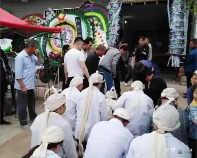 突然发现，丧事也会操办的如此红火朝天、欢天喜地！

今天去参加了堂弟岳母丧礼，不