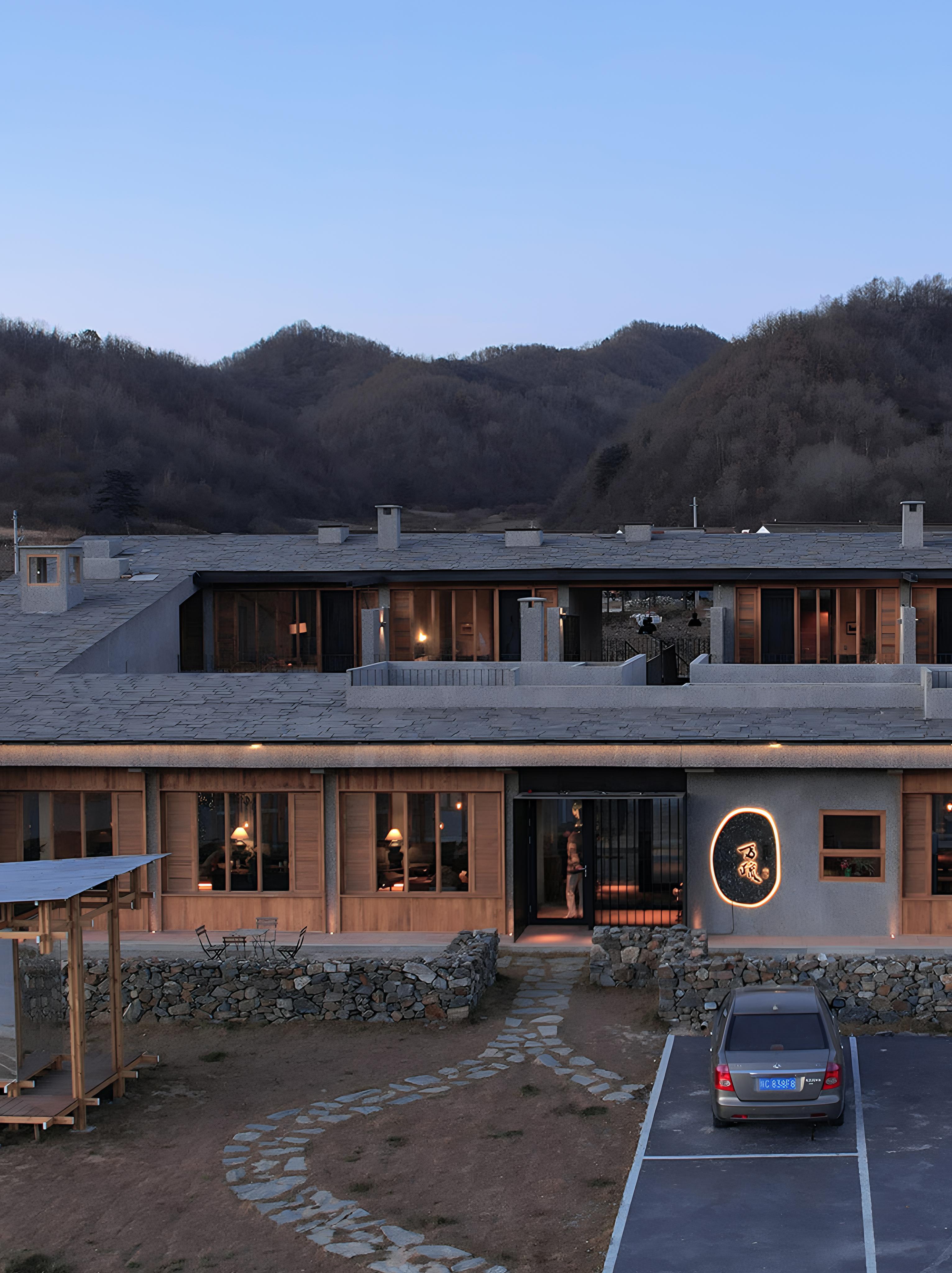 800㎡低成本旧房改造，北方天井院落新生。项目坐落秦岭鳌山北麓蒿谷堆村...