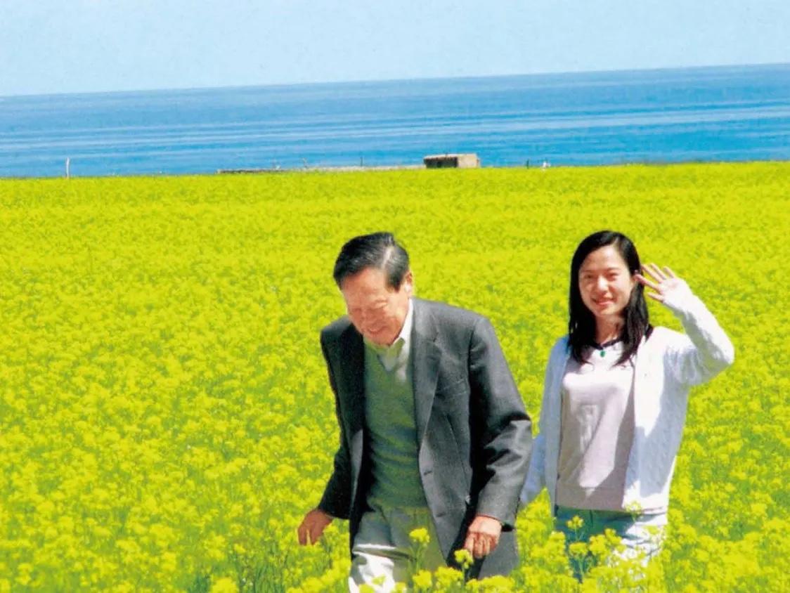 不要总是说翁帆女士牺牲了什么，她应该是从心里崇拜爱慕杨振宁先生，是一对幸福的夫妇