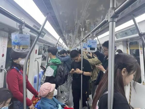 5.1徐州地铁人爆满，真有省会城市的范

五一当天徐州地铁彻底“爆棚”，站内站外
