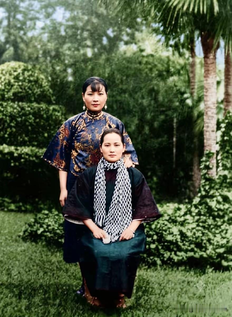 一张真实的宋氏二姐妹宋庆龄和宋美龄，年轻时的照片。
看照片年轻时宋庆龄确实比宋美