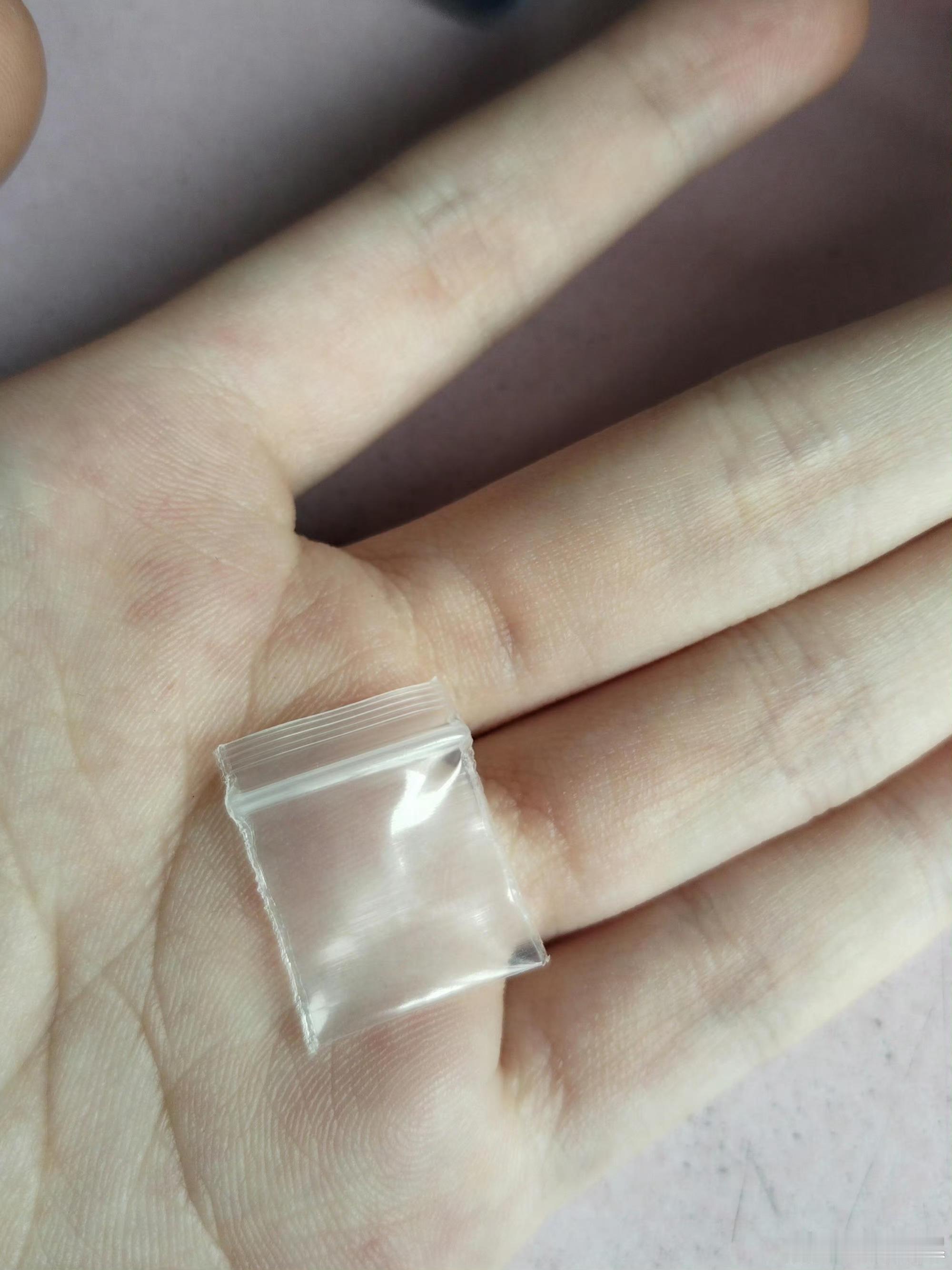 这么小的袋子能干嘛！尺寸买错了。。只有指甲盖那么大