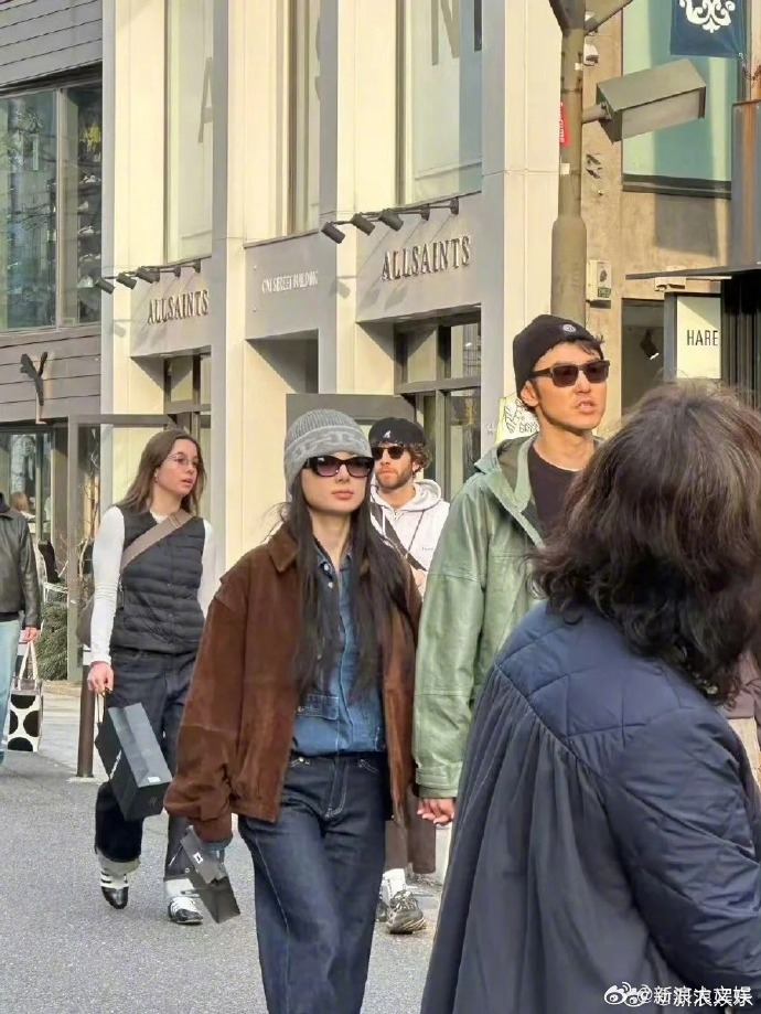 阮经天方不回应恋情 近日，阮经天与小20岁女友在东京同游被偶遇，二人十指紧扣逛街