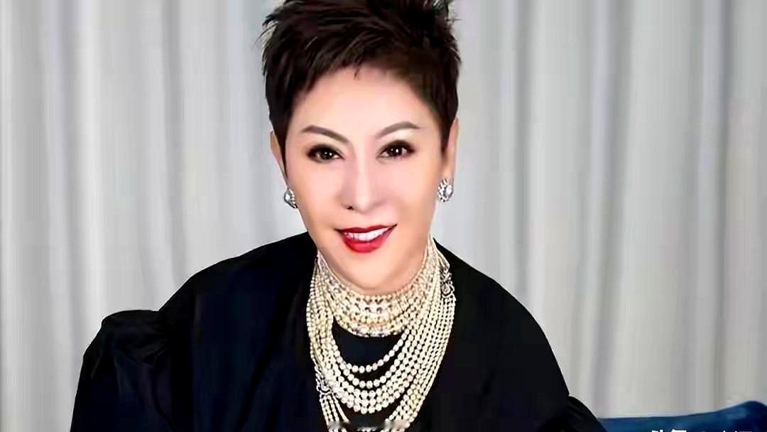 以前周星驰在永盛拍戏，片酬被压到70万港币，市场价都800万了，后来自己开公司单