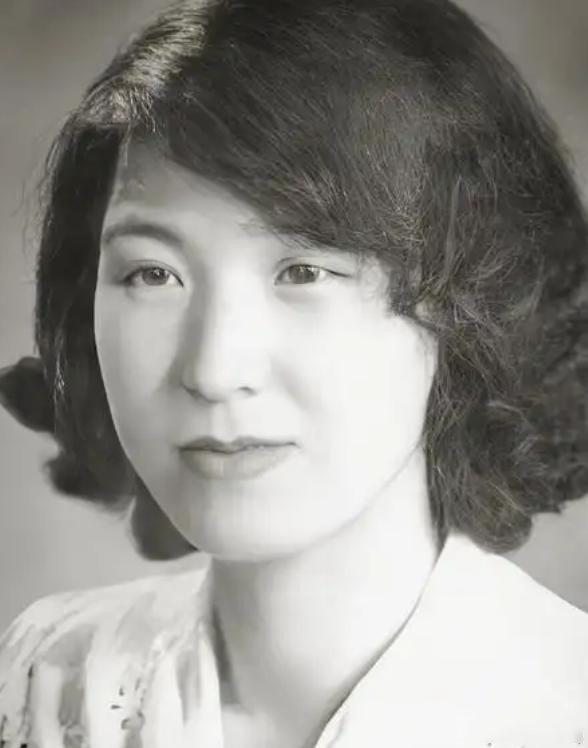 1956年，28岁李玉琴探望溥仪。但是第二天，李玉琴却坚定地提出了要和溥仪离婚，