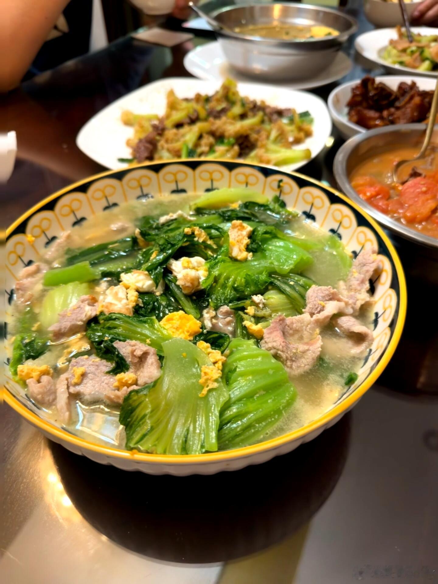 今晚在妈妈家的晚餐时光，热腾腾的一桌饭菜被投喂的幸福感[心] ​​​