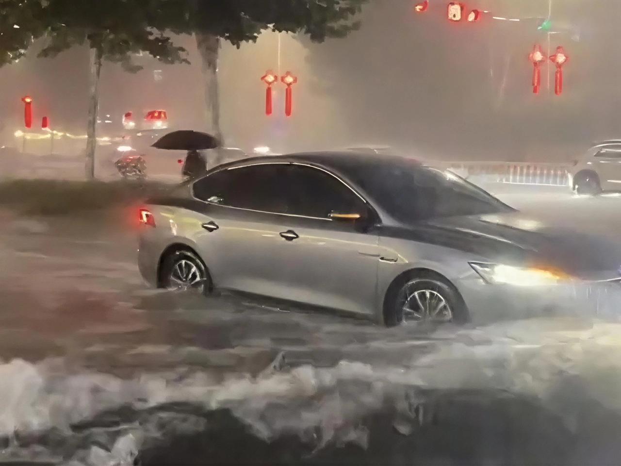 昨晚那场大雨，你堵路上了没？😂

我同事上班走建设路涵洞桥，水直接淹到车门，愣