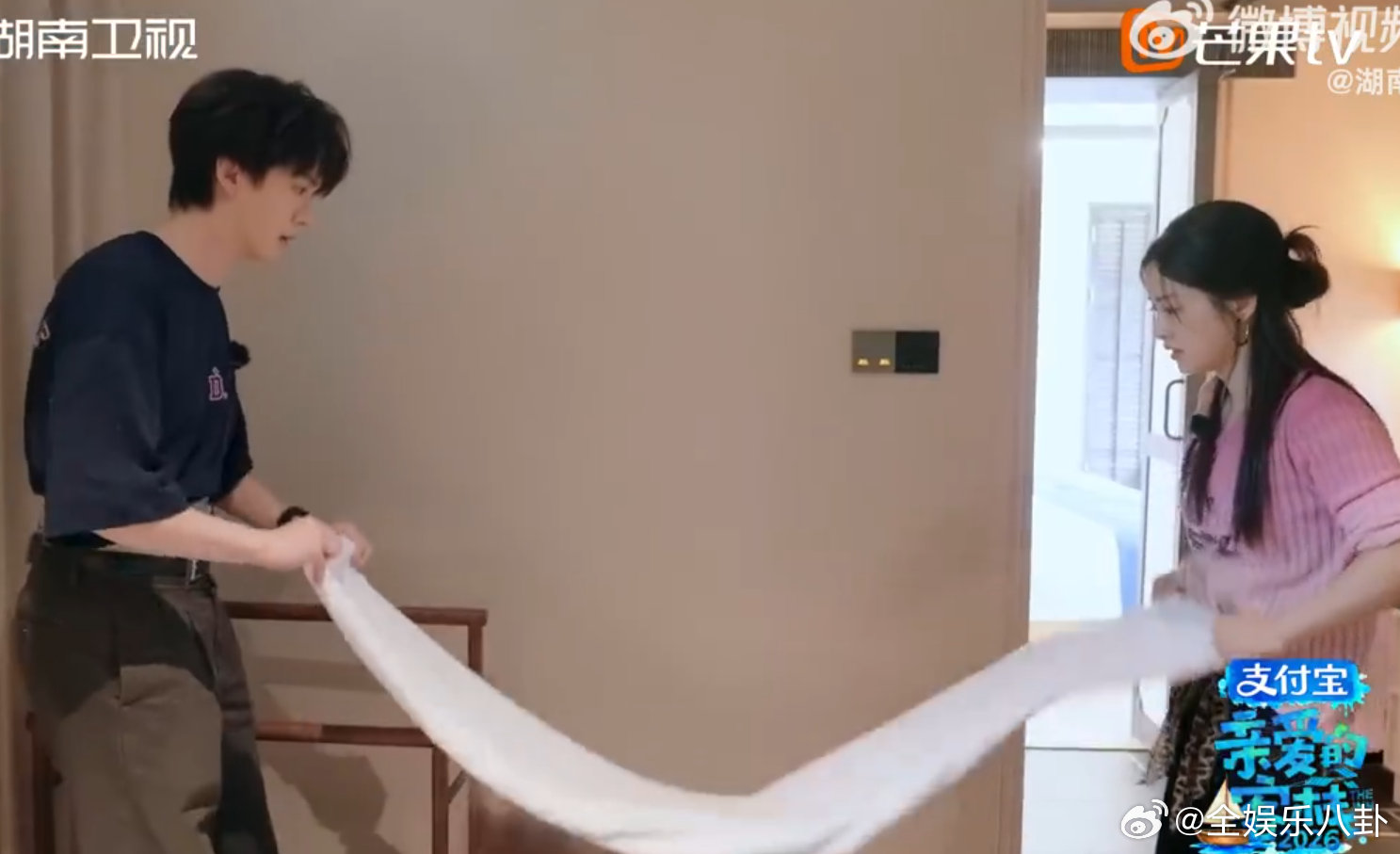 沈月铺床开了两倍速亲爱的客栈看着俩人干活太舒服了，又快又整齐，沈月两倍速铺床名场