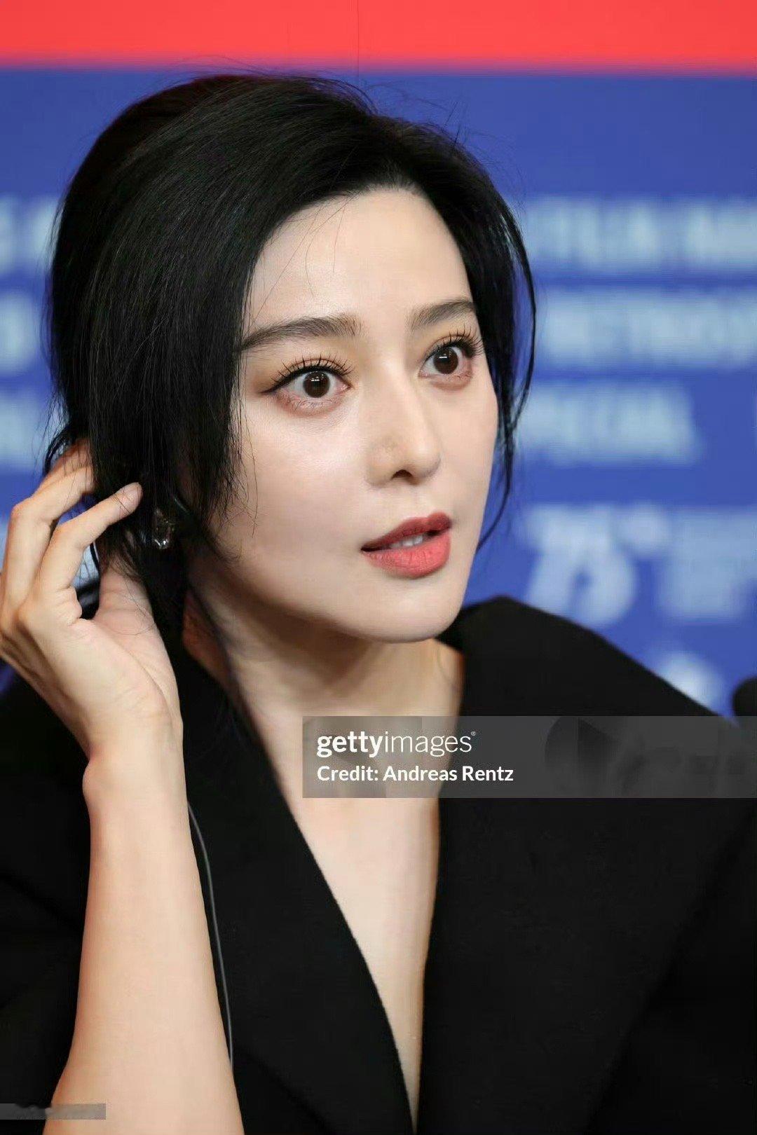 范冰冰以柏林国际电影节主竞赛评委身份亮相，这次造型太绝了。身上的Georges 