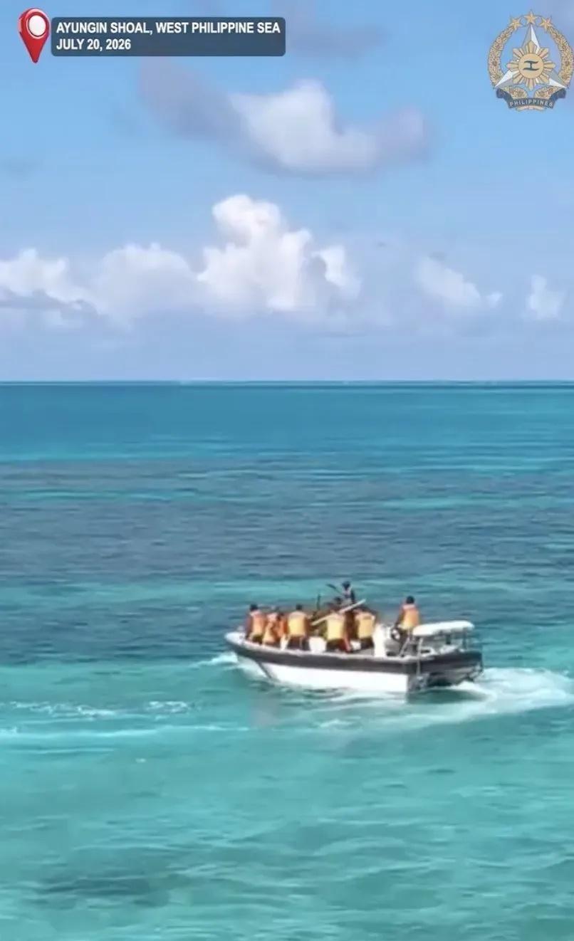 视频看了，菲律宾军人气势汹汹，气焰十分嚣张，两个小艇也十分灵活，呈现夹击态势。说