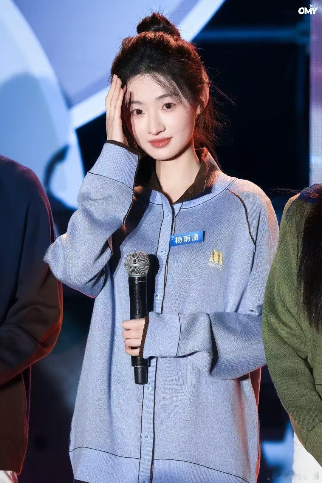 杨雨潼反差感直接拉满！举着高雅表情包的萌系外表下，藏着教科书级的辩论攻防术～ 不