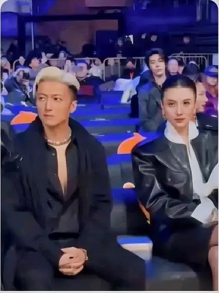 感觉谢霆锋只有和杨幂，王菲在一起，才会觉得自在，想说话。和宋佳坐一块，离得老远，