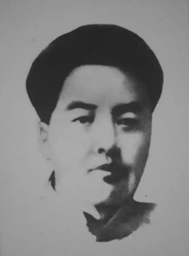[微风]1984年，贺子珍病逝，给她送行的人群中，有一男子不停大声哭喊着四个字，