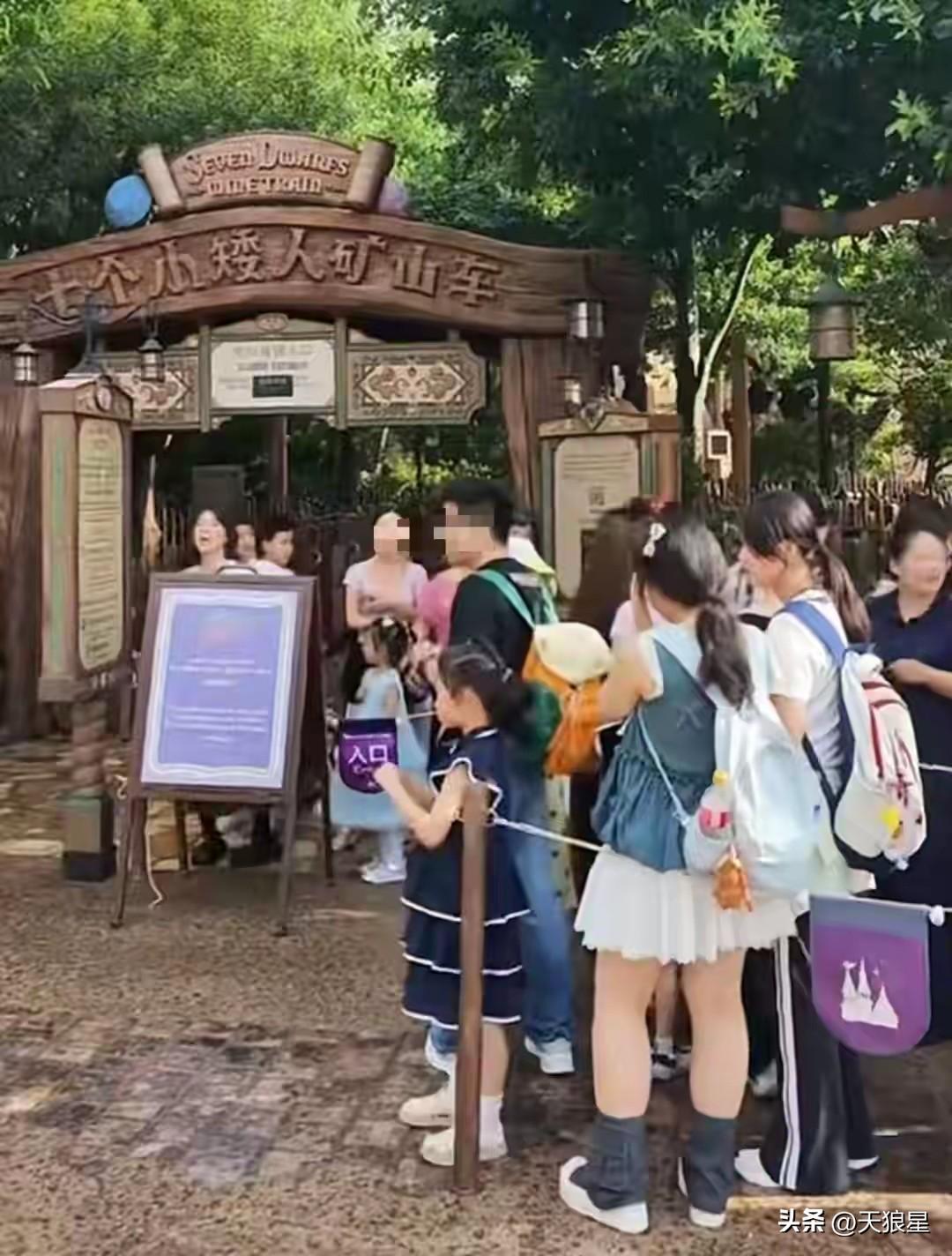 迪士尼根本就不用排队也能照顾到所有人！
现在的迪士尼，有钱的人不愿意花时间，普通