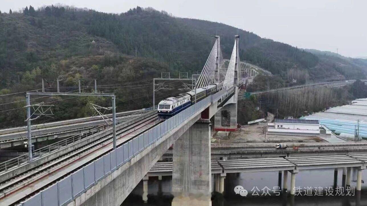 高铁头条【武汉规划建设东南向时速350公里高铁】长江日报讯：5月12日，连接陕西