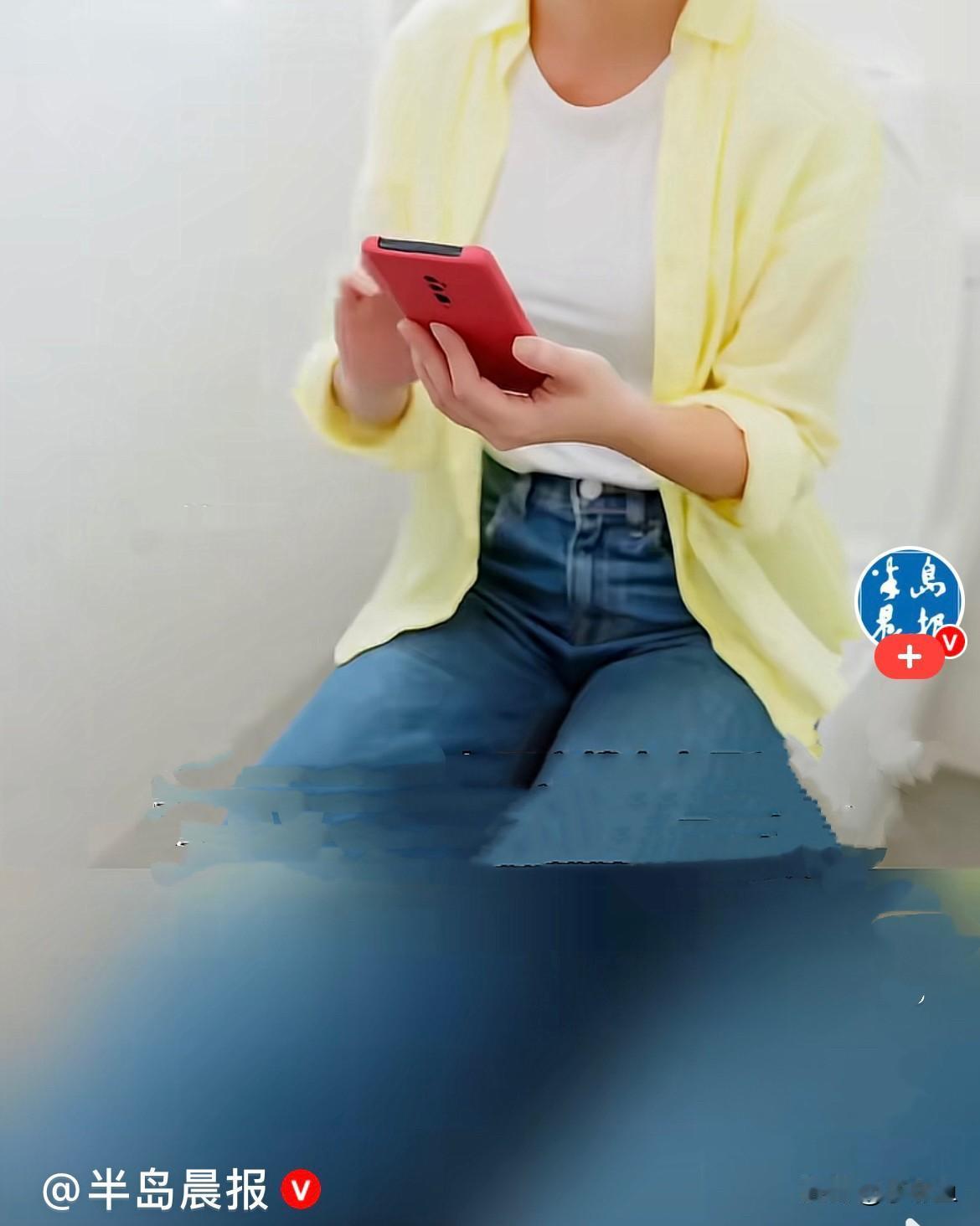 近日浙江宁波，晚上八点写字楼里一位女同事进到卫生间隔间，还没来得及脱裤子，坐在里