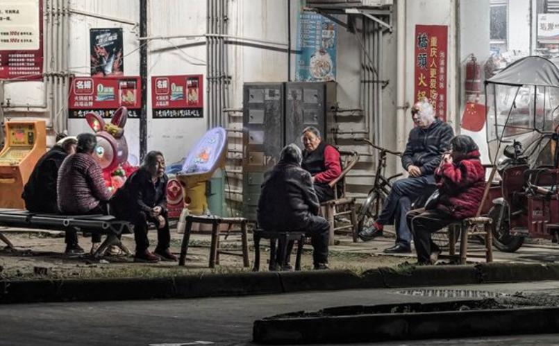 老李点开手机里的社保 APP，又翻出去年的银行流水，始终没搞懂，自己比老张少涨的