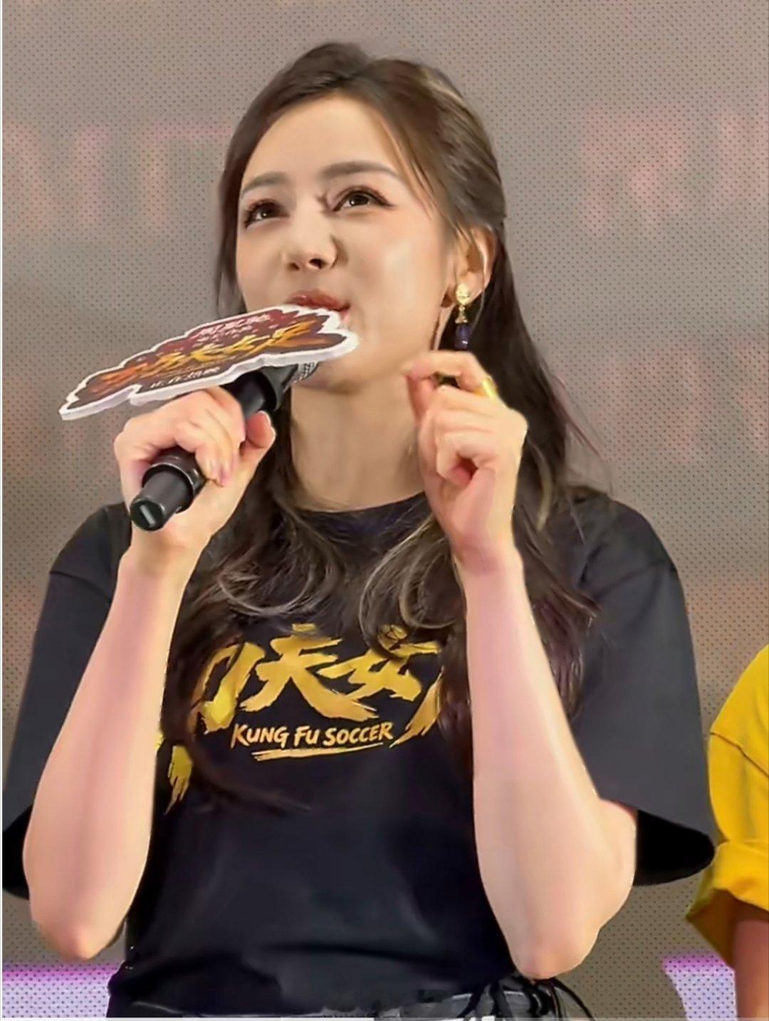 迪丽热巴偷偷去影院看观众反应迪丽热巴这个“偷偷”举动，藏着对表演最真诚的敬畏。路
