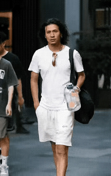 他叫宋大宝，有个弟弟是喜剧演员，叫小宝。哥俩长得挺像，就是身高有明显的差距。不知