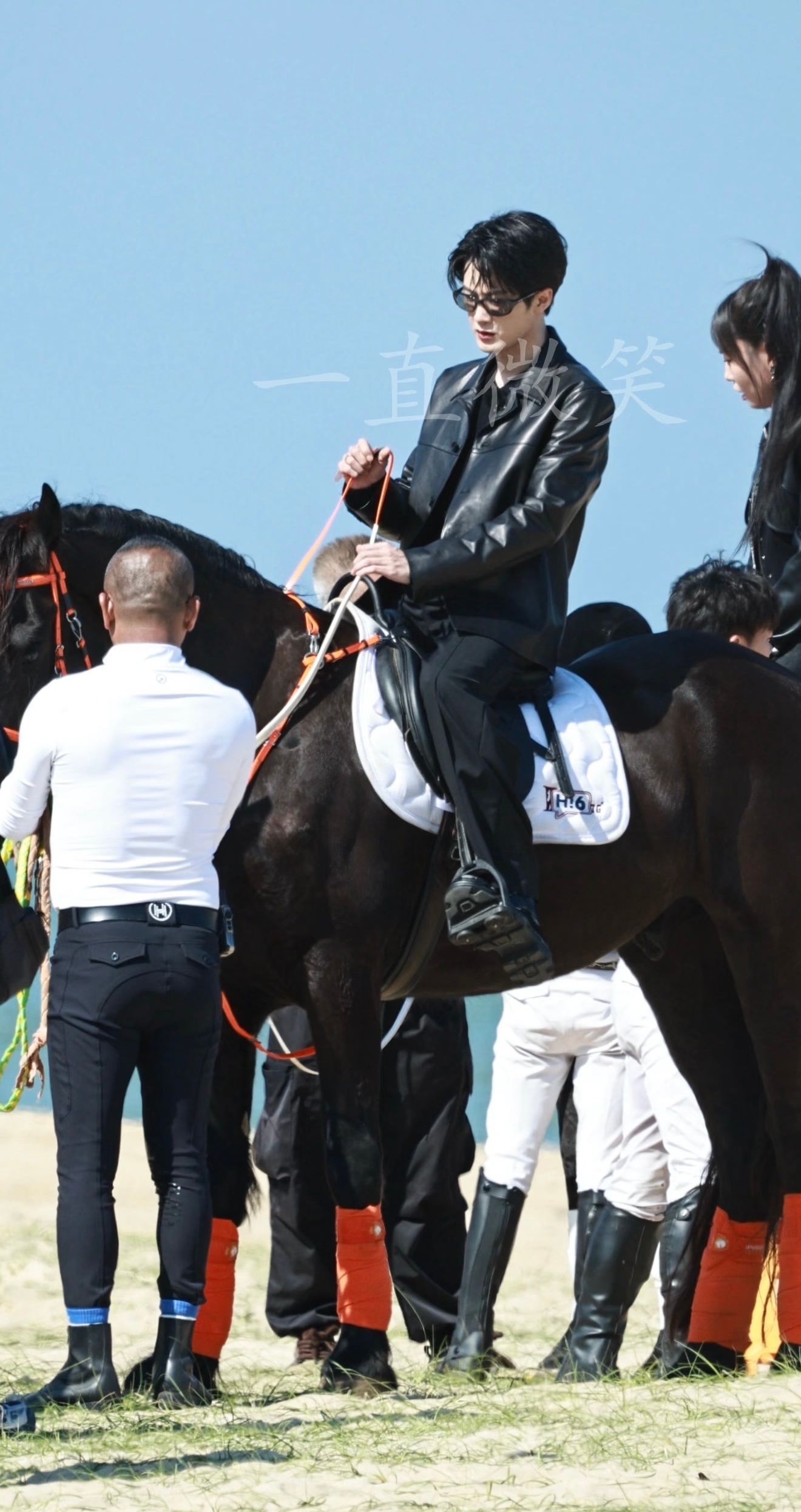 这个海边骑马的檀健次都帅成啥样了！！！檀健次海边骑马路透 檀健次沙滩骑马路透