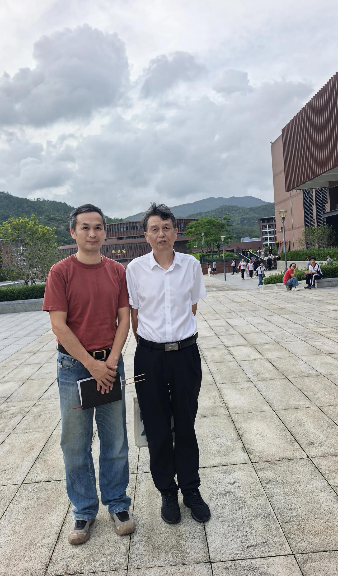 今天参加27届高三家长会，有机会跟这位珠海市优秀的教育工作者交流了一会。书记已经