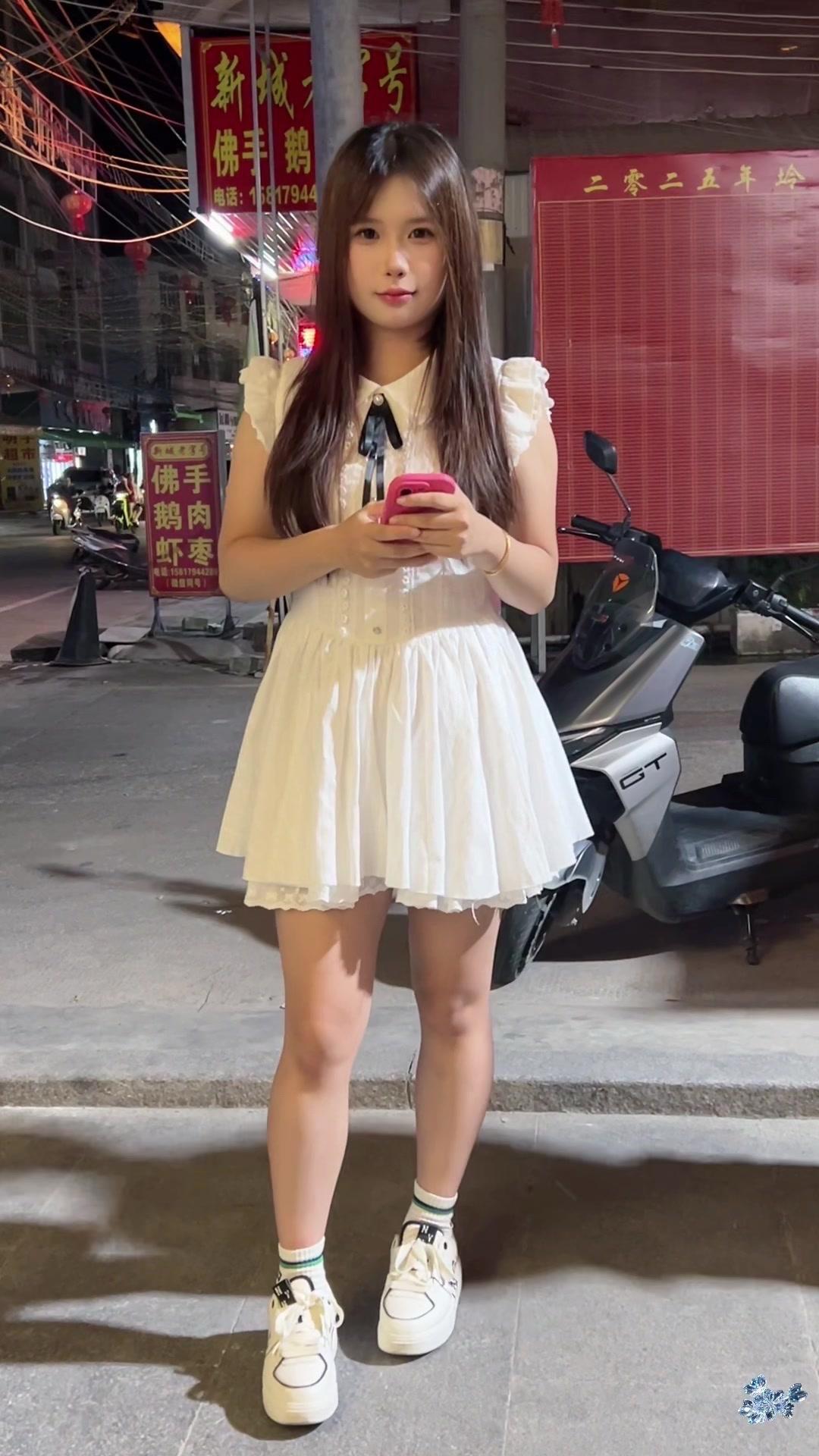 还记得这位举标旗的潮汕姑娘吗？她就是坽尾标旗女孩张佳妮。从小在潮汕长大，跟着舅舅