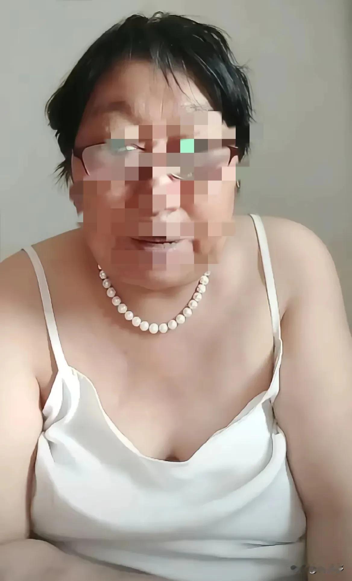 这大妈有60+了吧…也在玩直播…只是打扮成这样…说句为老不尊不过分吧…为了流量啥