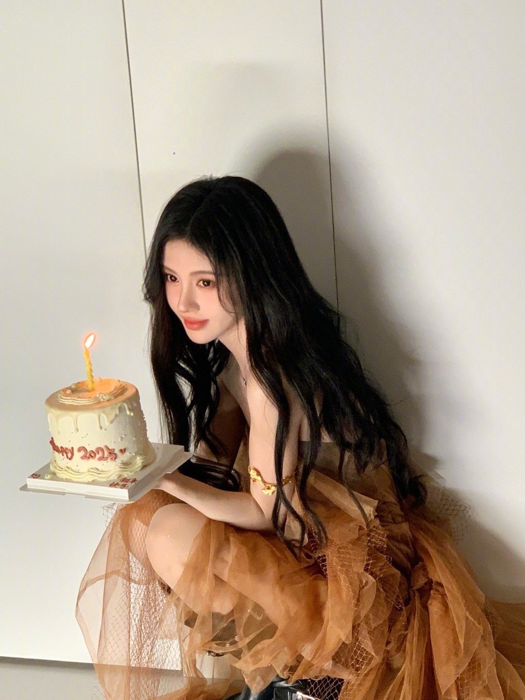 鞠婧祎元旦live图营业，拿着新年蛋糕好乖好可爱，怼脸美美嘟小鞠，2025要顺利