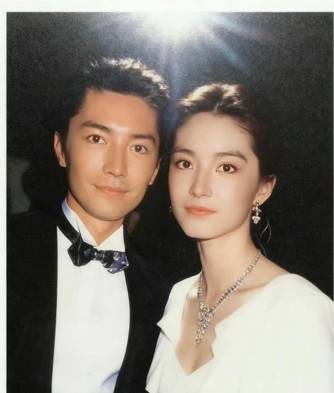 好权威的两张脸啊，势均力敌，尊龙和林青霞简直就是神颜与神颜的碰撞 