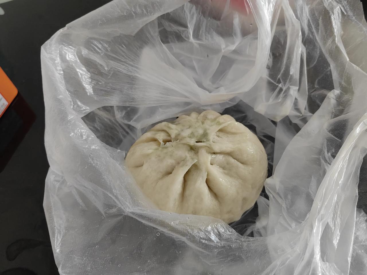 我和我兄弟住的老院子是一墙之隔，新院子也只是一道之隔，要是有点什么事非常方便。