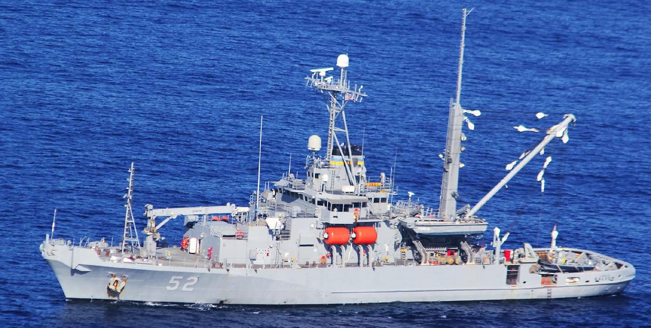 美国海军最近在南海忙着一件棘手的事。他们正在打捞一个多月前坠毁的两架军机——一架