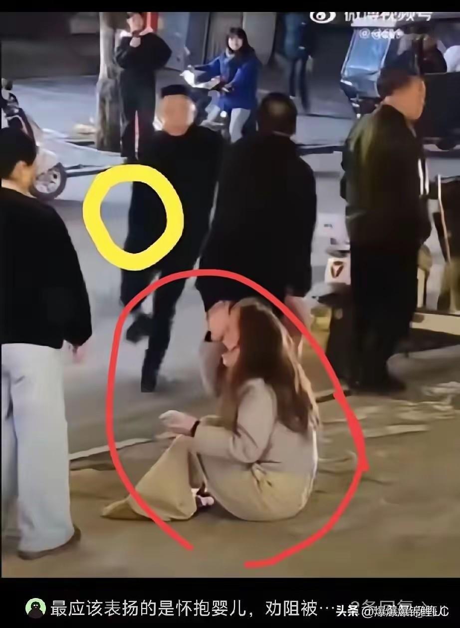 这视频糊得跟打了马赛克似的，倒真是无意中救了那俩后来的。

前面那对夫妻动完手，